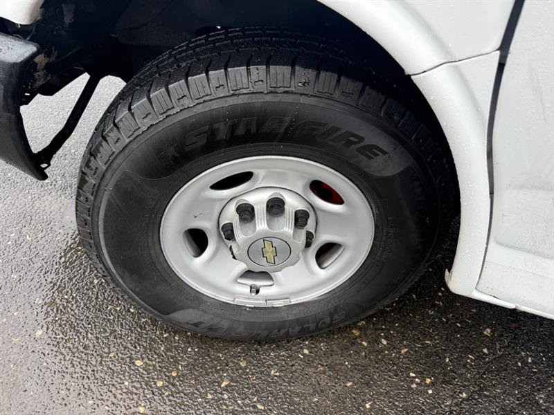 Used 2011 Chevrolet Express 2500 image 23