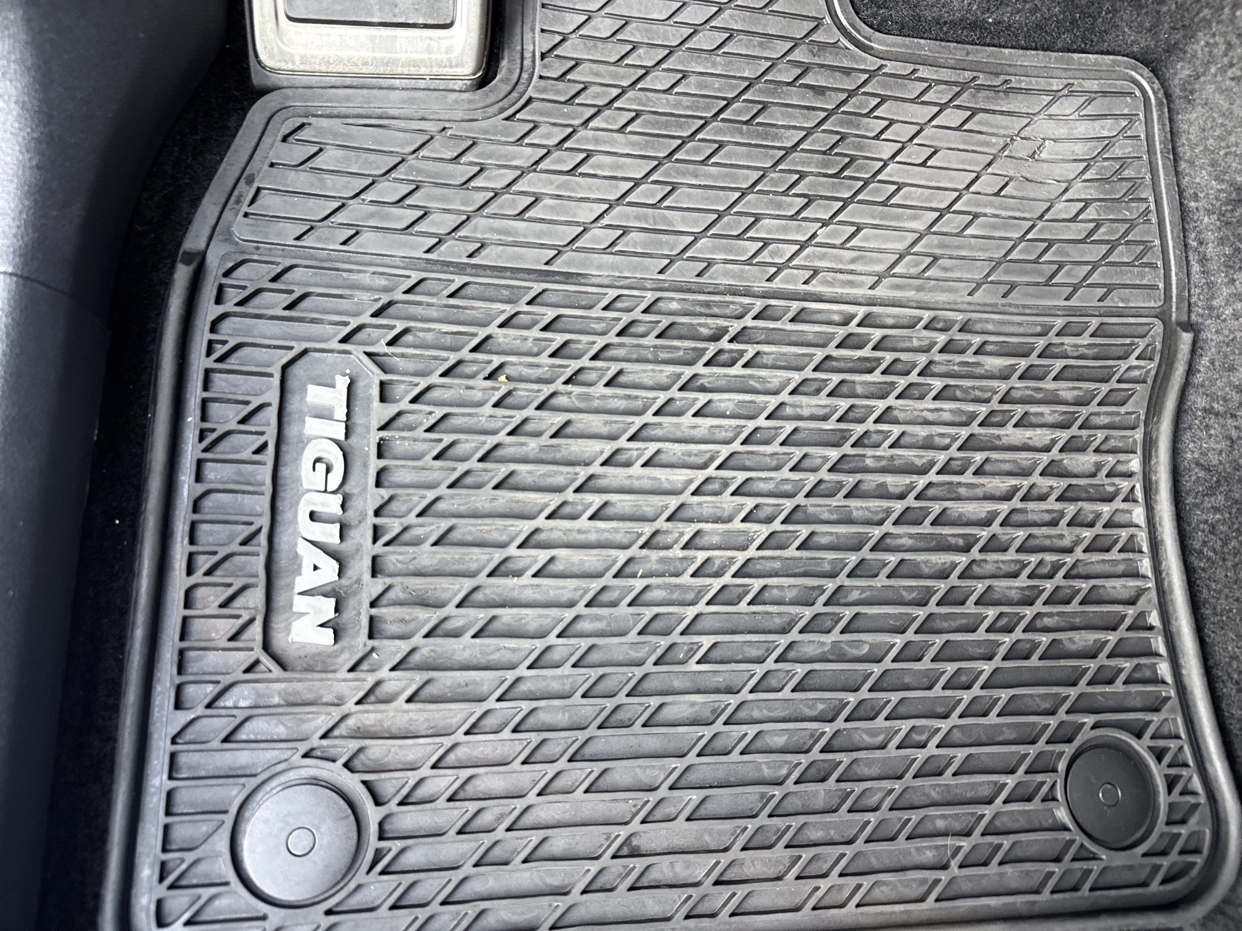 Used 2024 Volkswagen Tiguan SE R-Line FWD image 17
