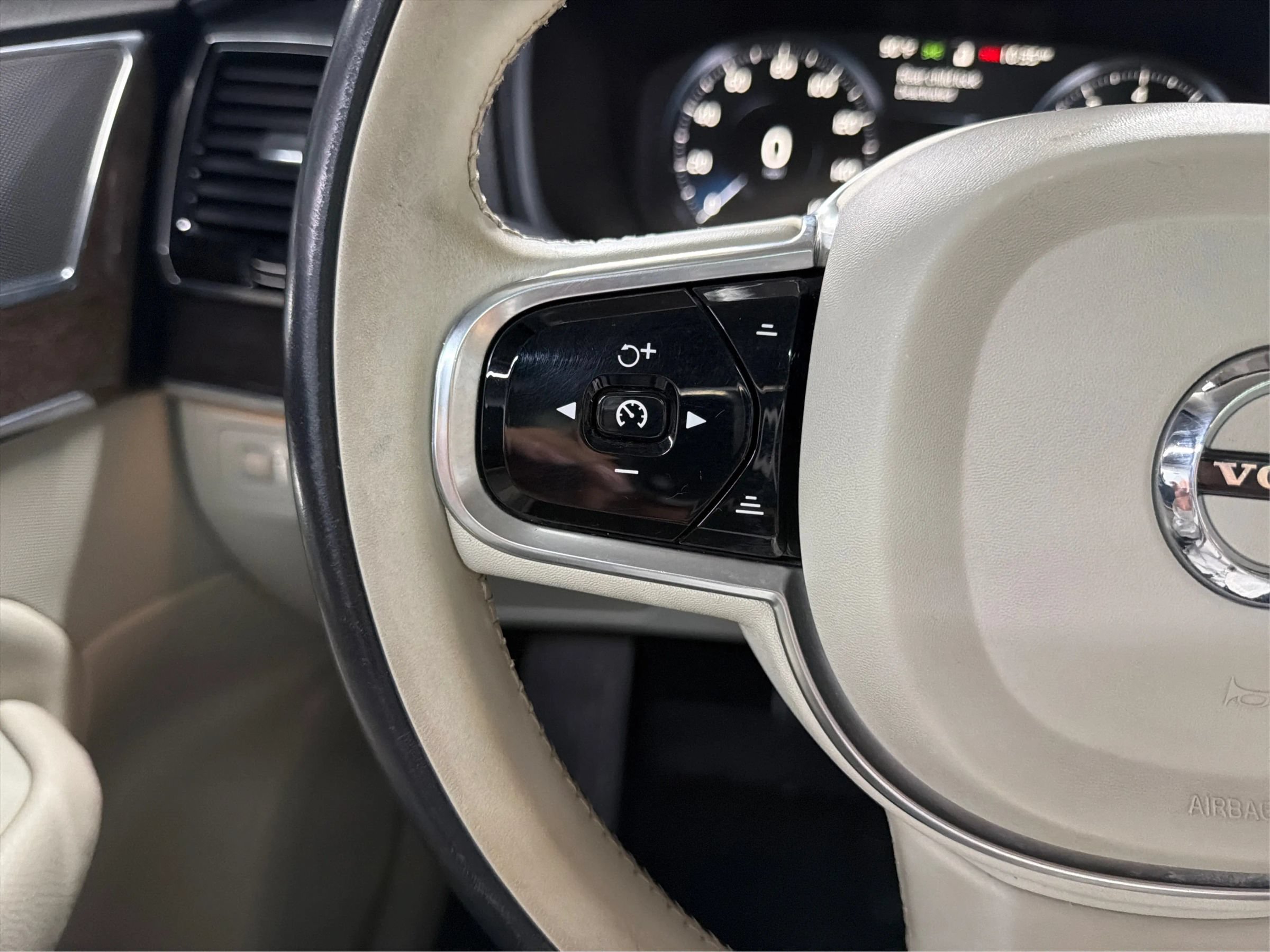 Used 2017 Volvo XC90 T6 Momentum w/ Vision Package AWD/4WD image 25