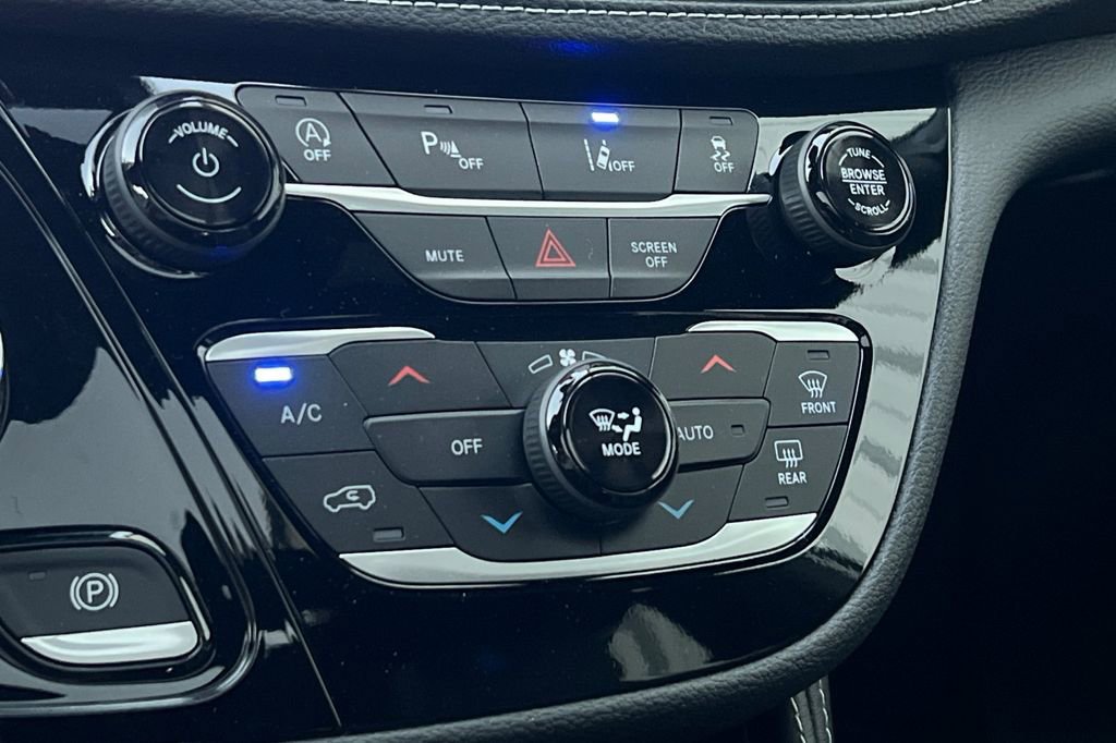 New 2026 Chrysler Pacifica Limited w/ Uconnect Theater Family Group image 23