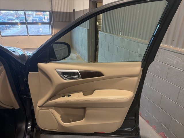 Used 2016 Nissan Pathfinder Platinum w/ Family Entertainment Package image 20
