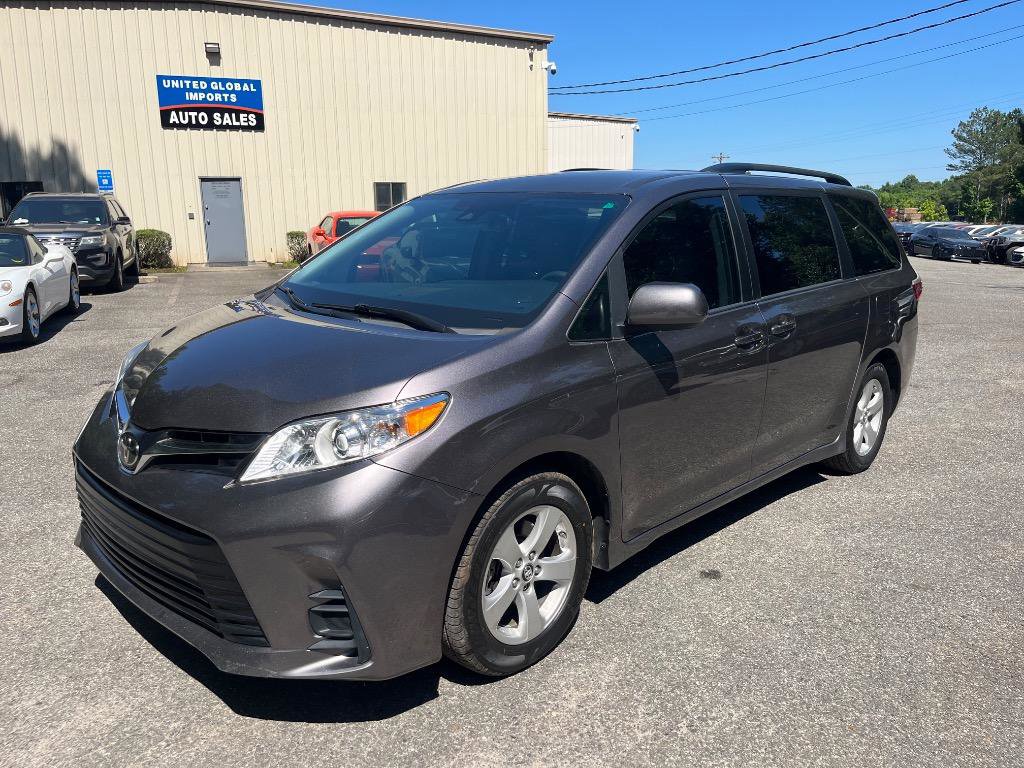 Used 2019 Toyota Sienna LE FWD image 2