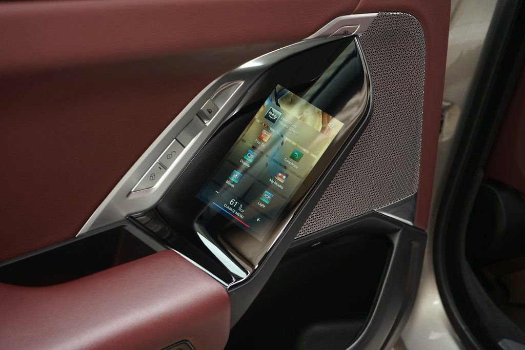 Used 2023 BMW 740i w/ Executive Package image 25