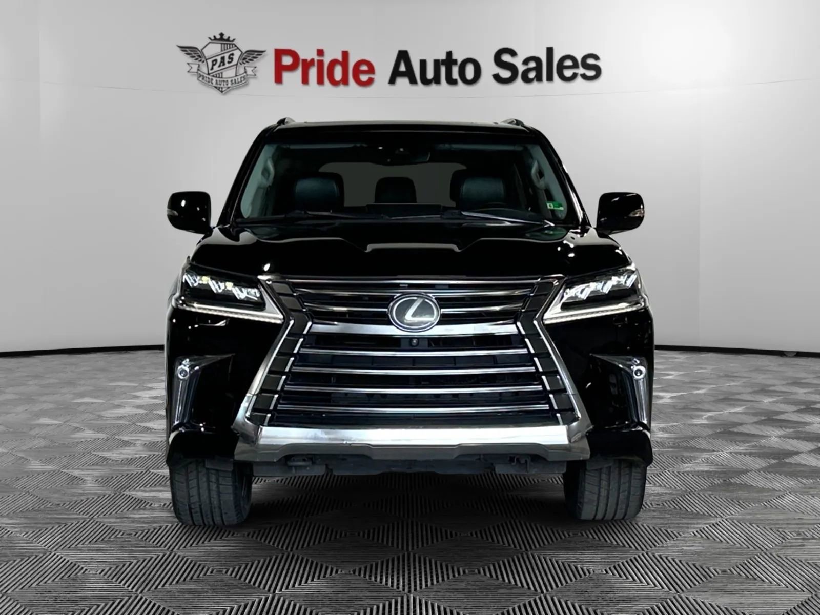 Used 2018 Lexus LX 570 4WD image 2