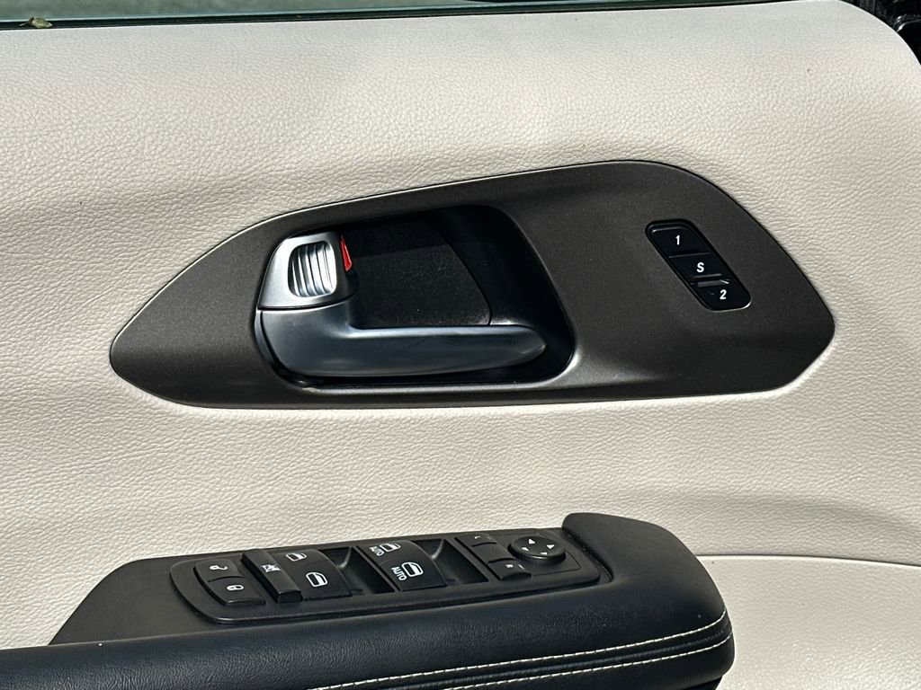 Used 2023 Chrysler Pacifica Touring-L image 19