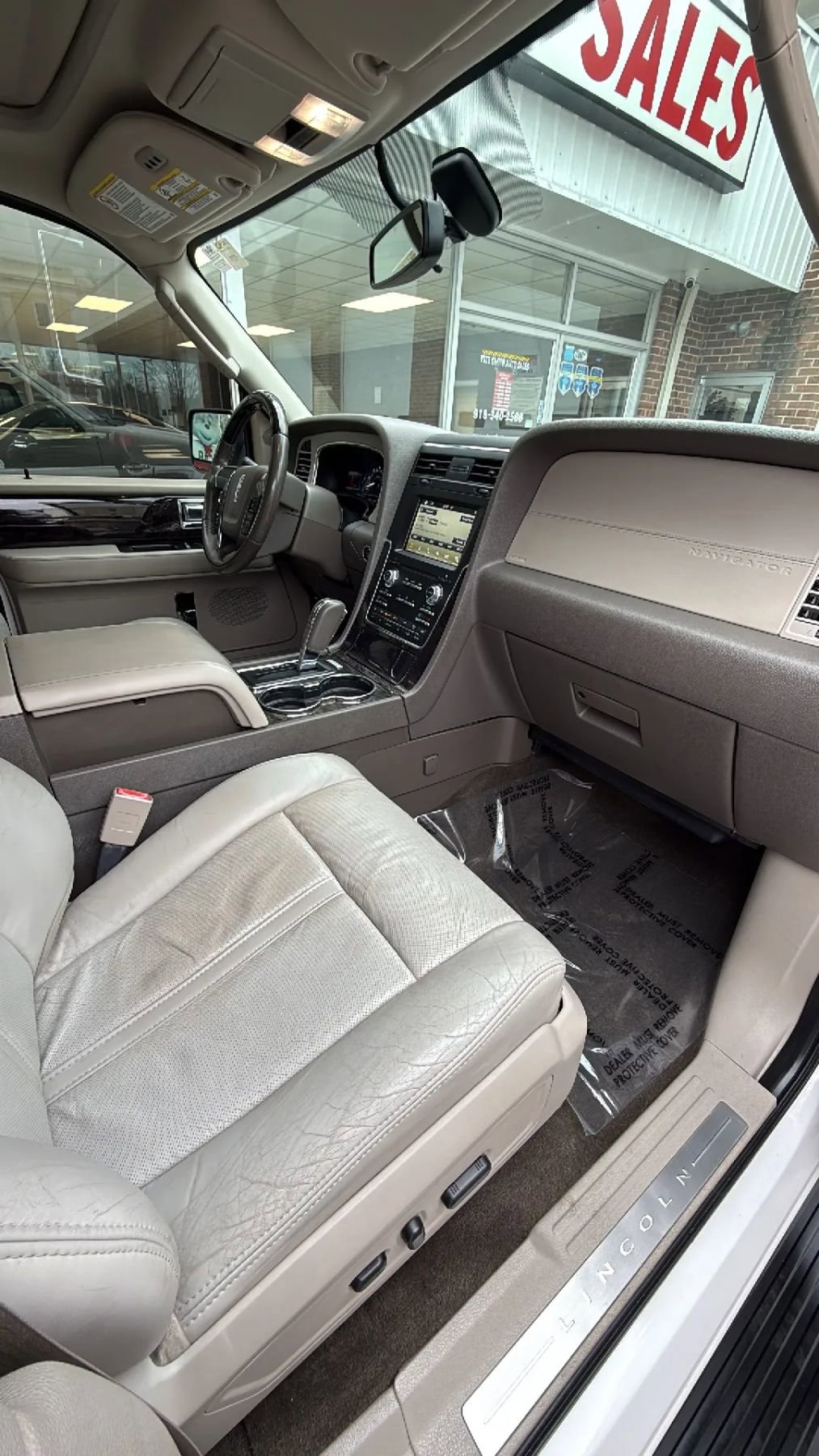 Used 2016 Lincoln Navigator Select image 33