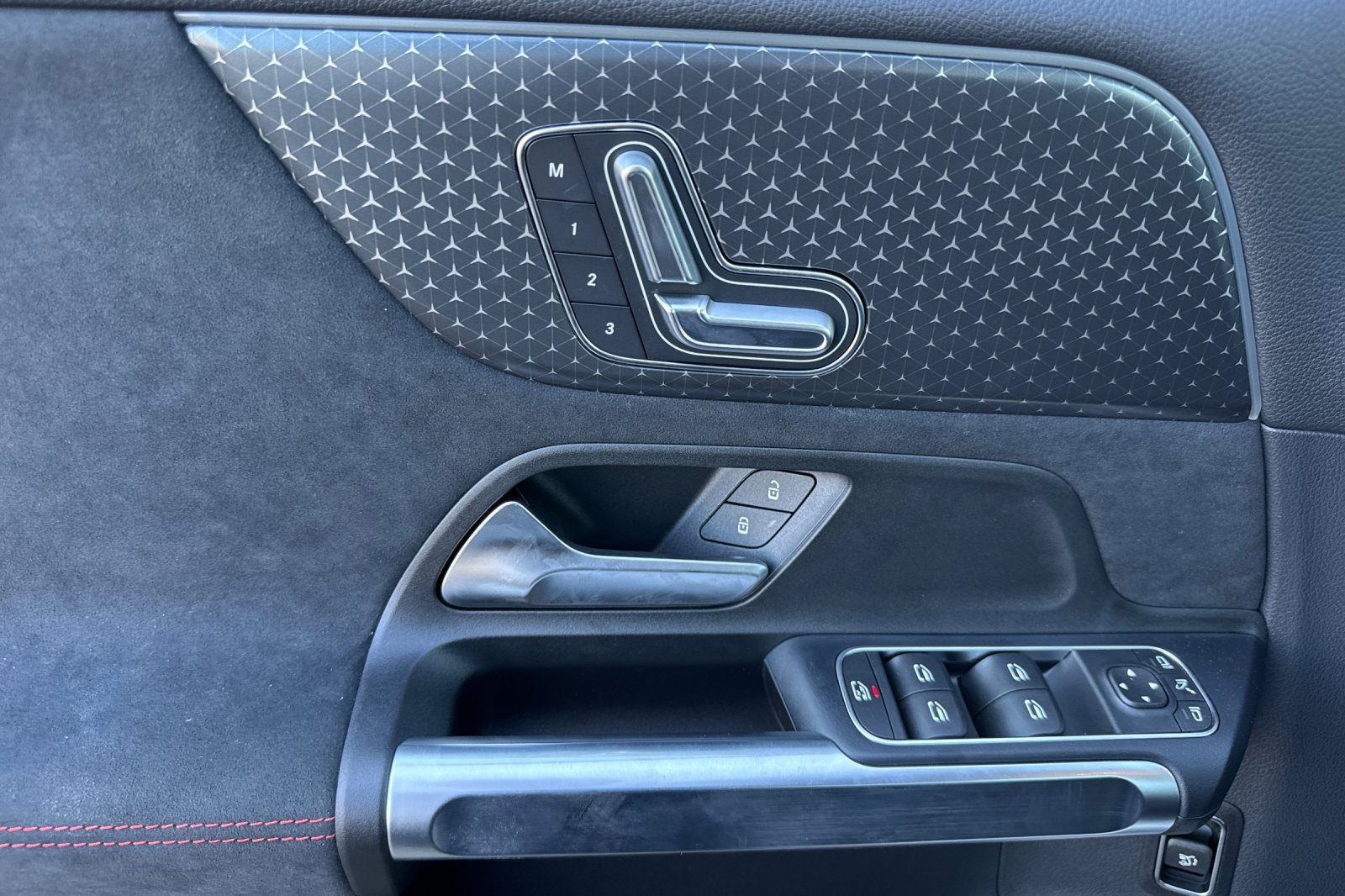 Used 2024 Mercedes-Benz EQB 300 4MATIC image 12