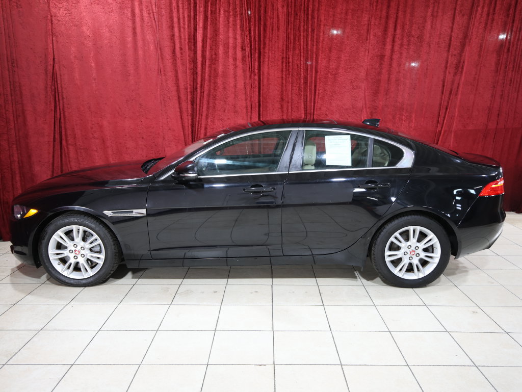 Used 2019 Jaguar XE Premium RWD image 3
