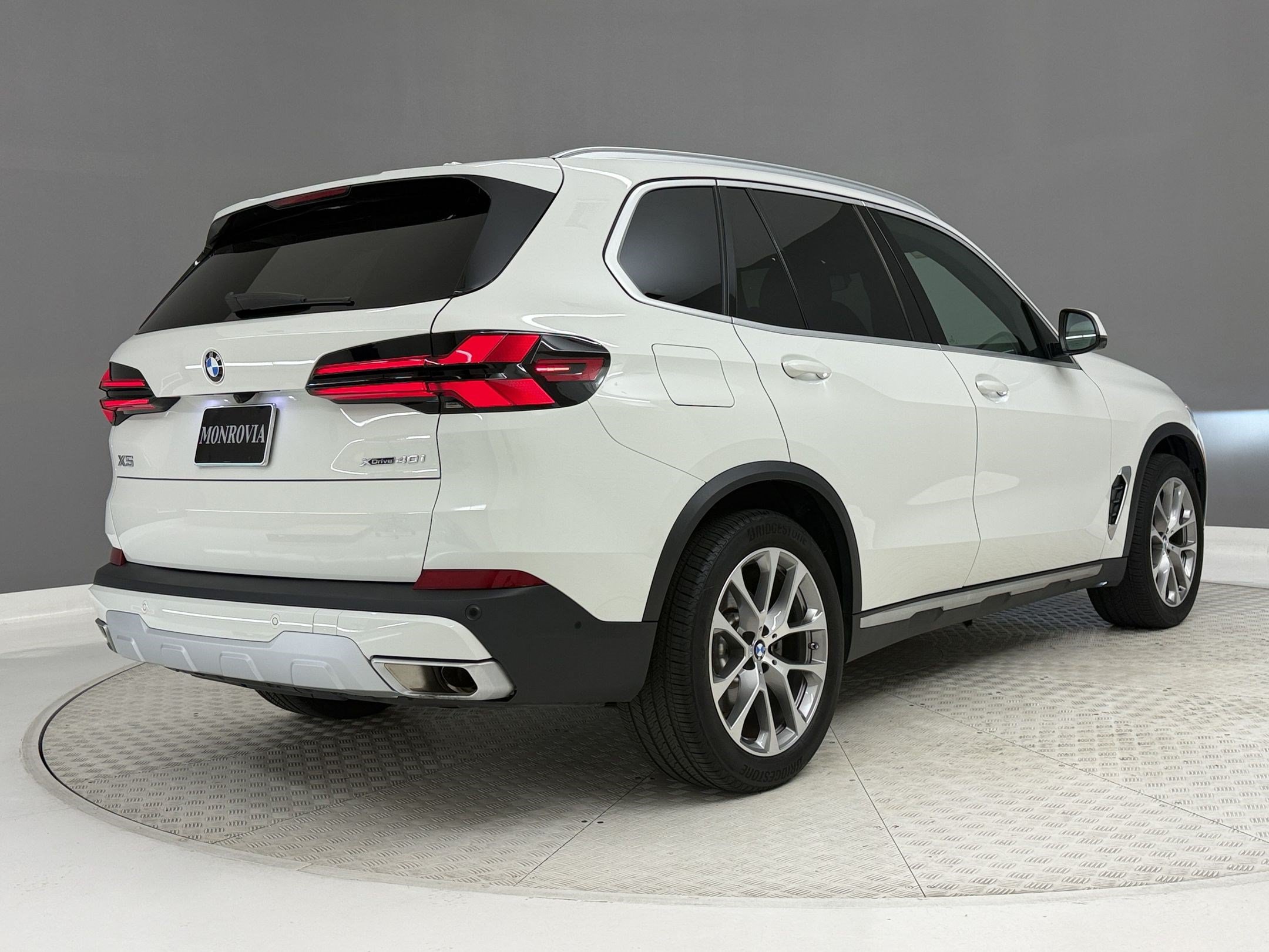 Certified 2024 BMW X5 xDrive40i w/ Parking Assistance Package AWD/4WD image 9