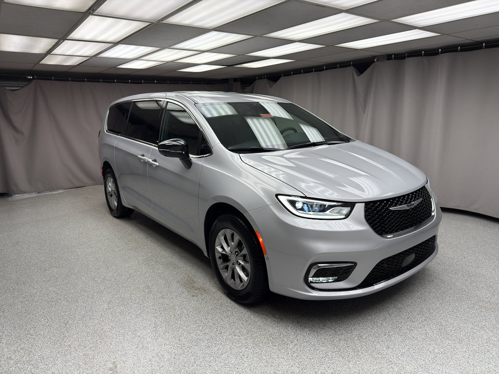 New 2026 Chrysler Pacifica Select image 4