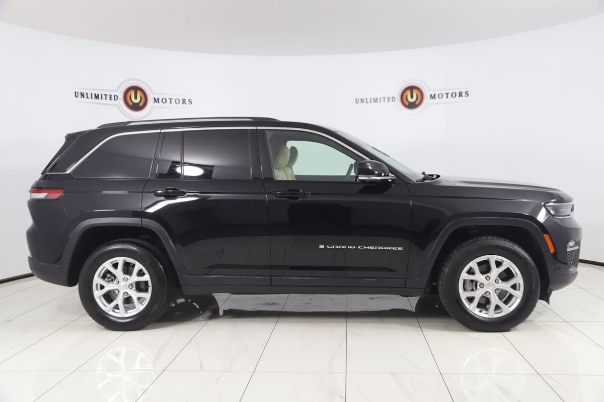 Used 2023 Jeep Grand Cherokee Limited w/ Luxury Tech Group II AWD/4WD image 2