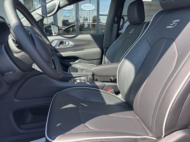 New 2026 Chrysler Pacifica Limited image 5