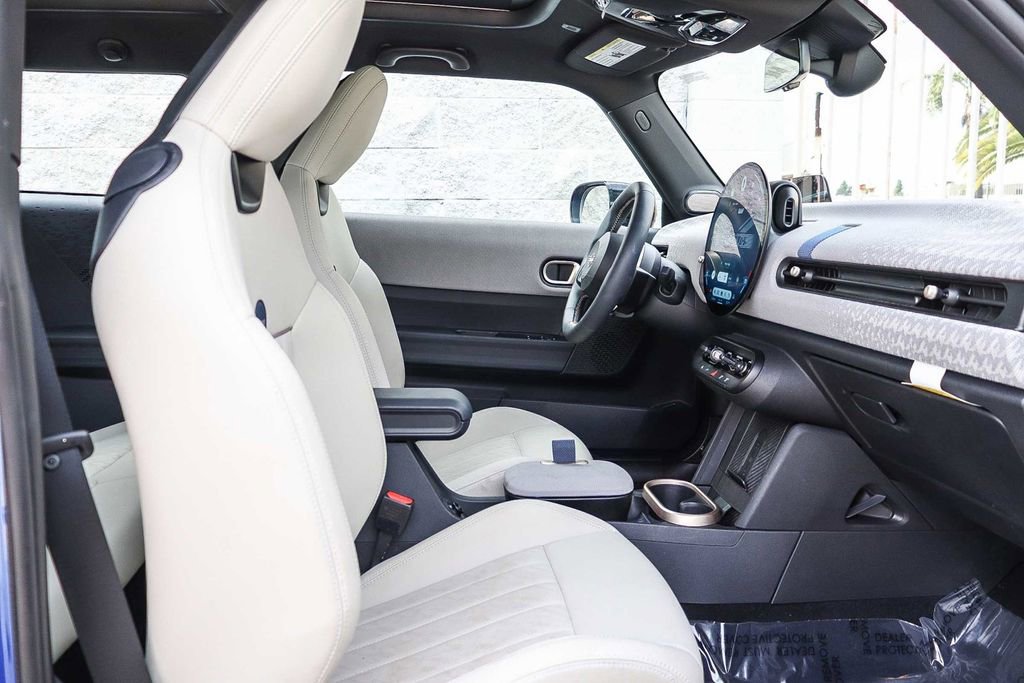 Used 2025 MINI Cooper 2-Door Hardtop image 17