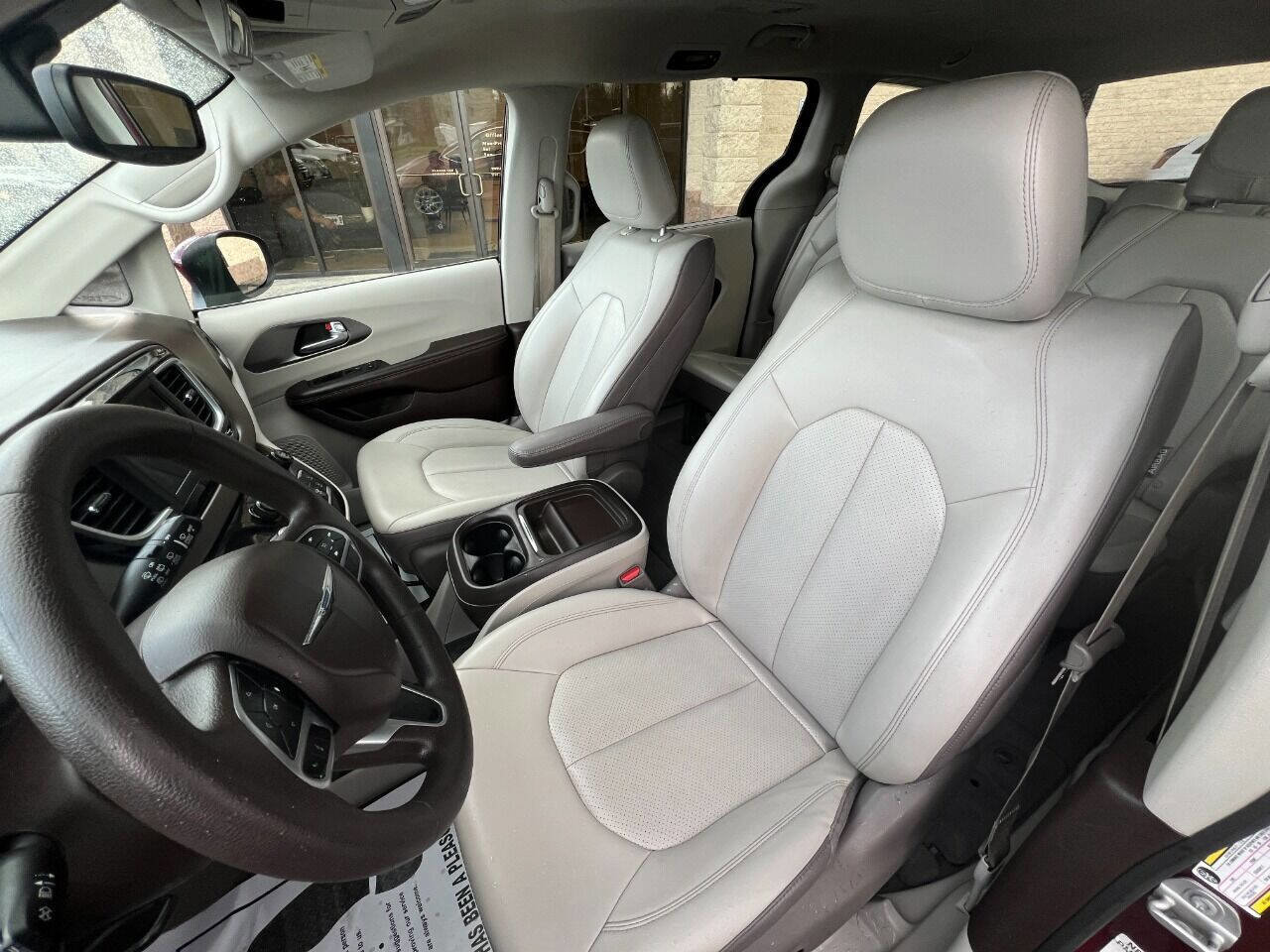 Used 2021 Chrysler Voyager Lxi image 7