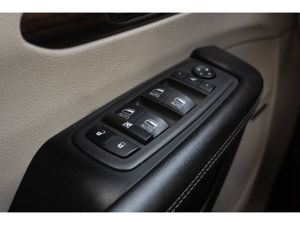 Used 2022 Chrysler Pacifica Limited FWD image 30