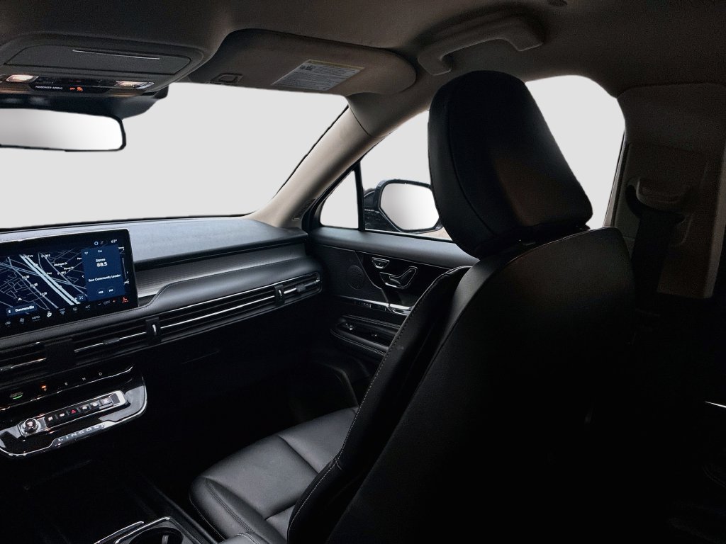 Used 2025 Lincoln Corsair AWD image 23