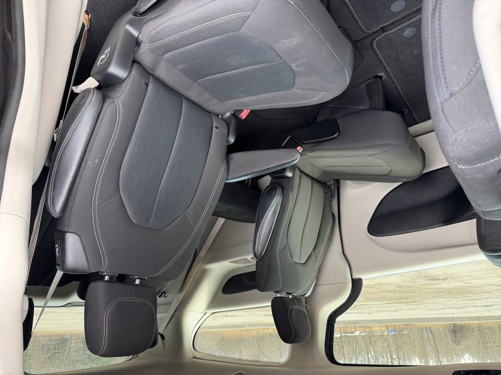 Used 2022 Chrysler Voyager LX FWD image 17