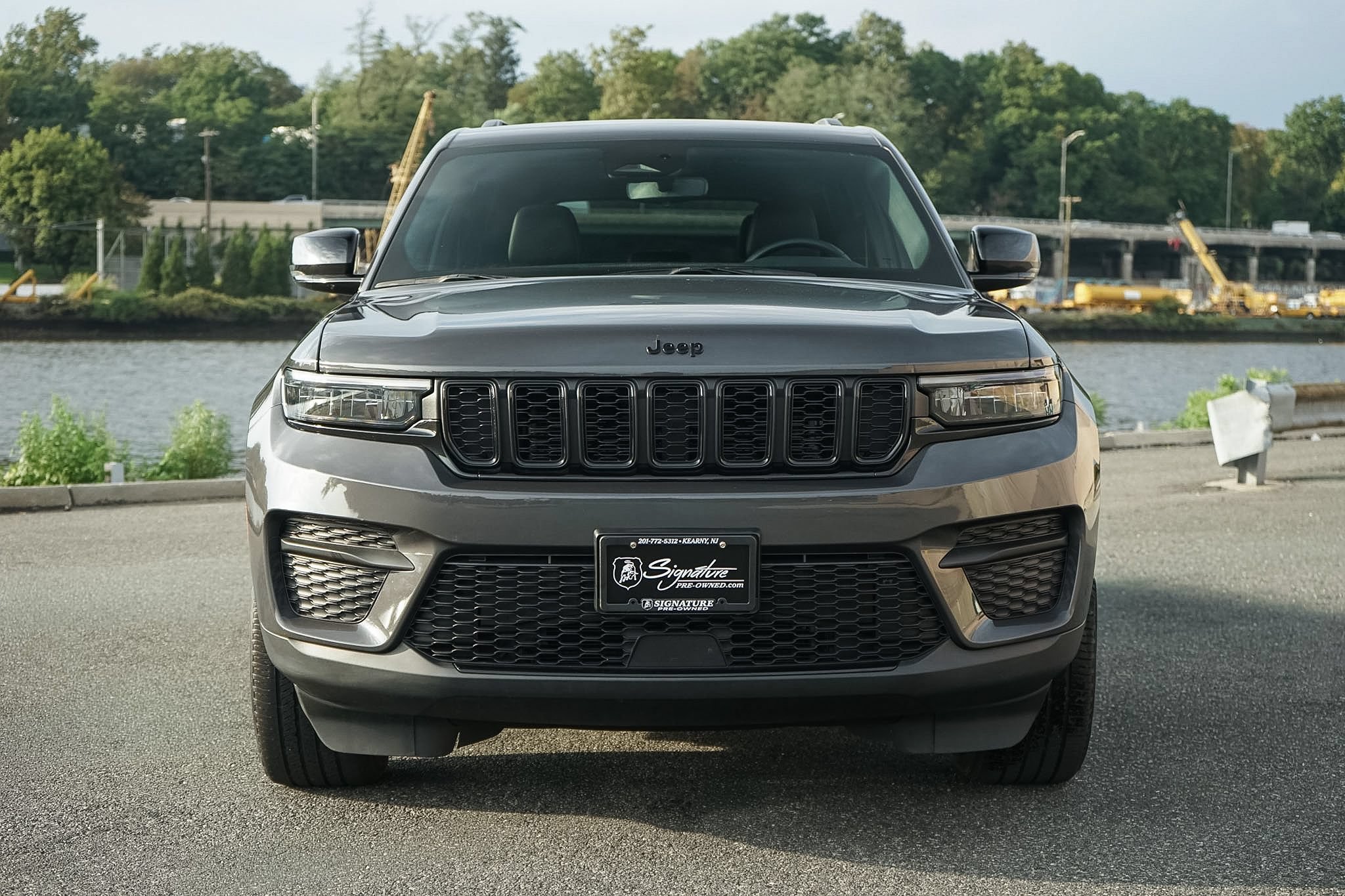 Used 2023 Jeep Grand Cherokee Altitude AWD/4WD image 7