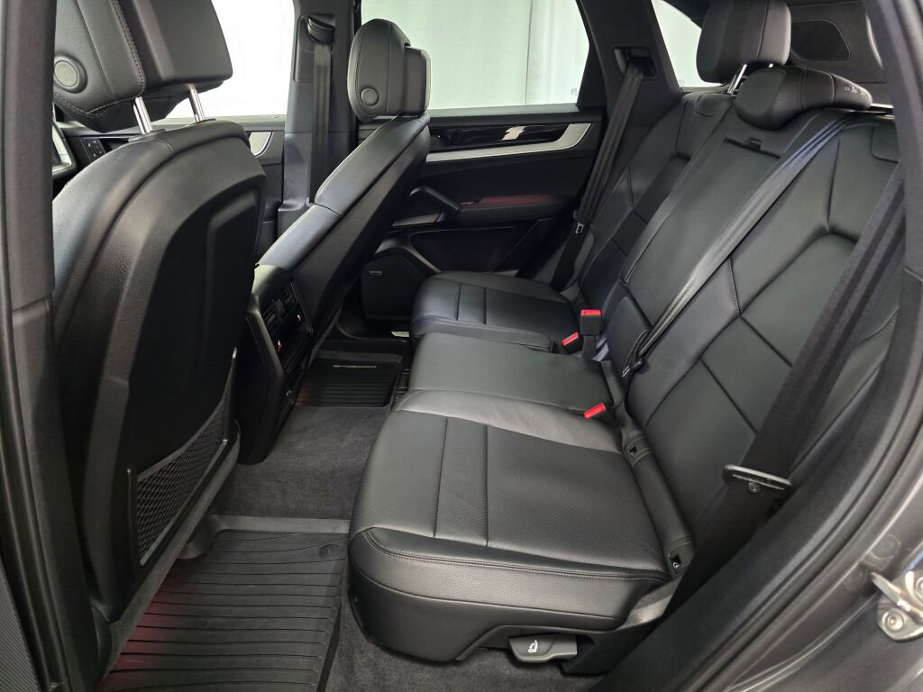 Certified 2025 Porsche Cayenne image 21