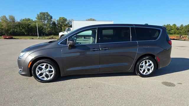 Used 2018 Chrysler Pacifica Touring Plus w/ Tire & Wheel Group FWD image 4