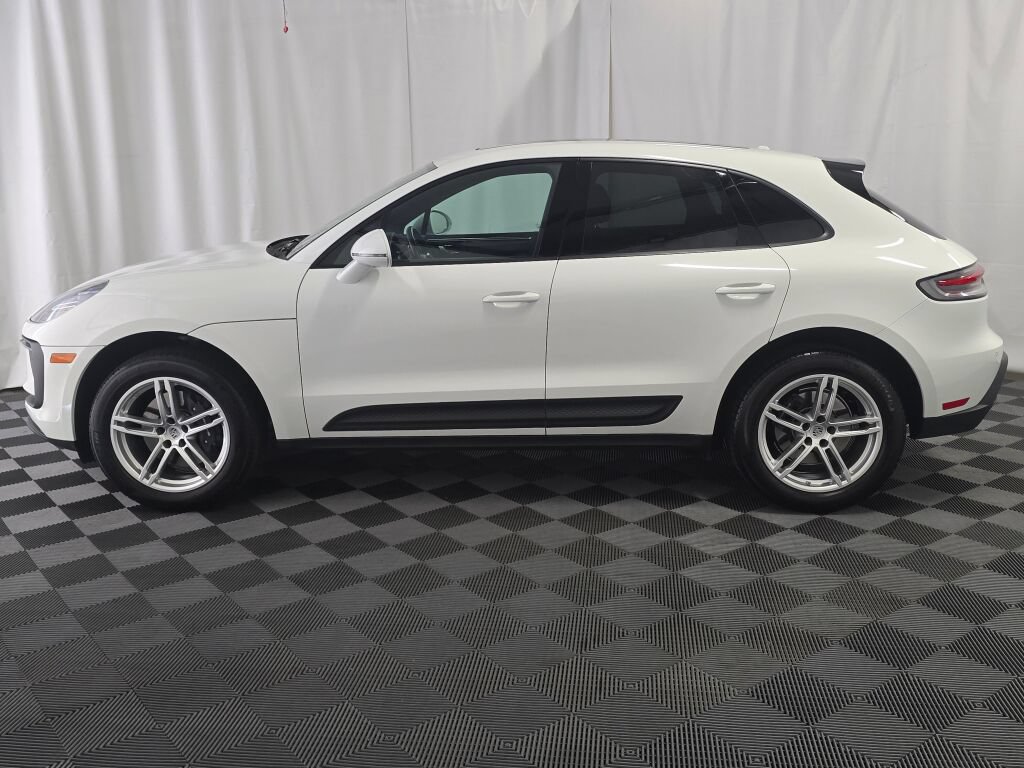 Certified 2024 Porsche Macan AWD/4WD image 2