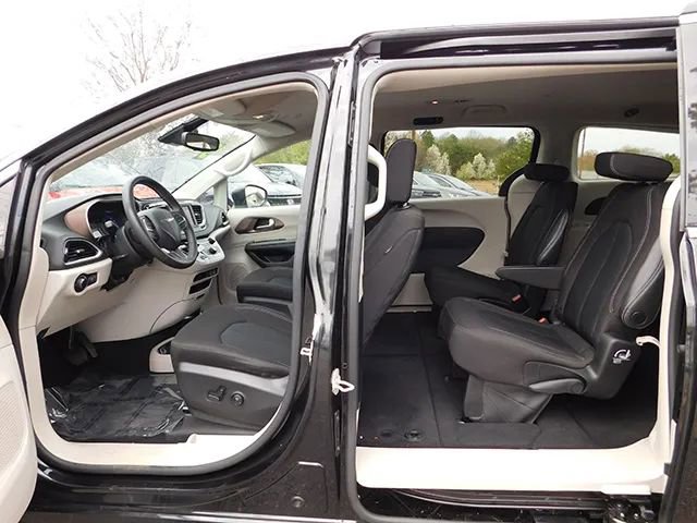 Used 2023 Chrysler Voyager LX FWD image 10
