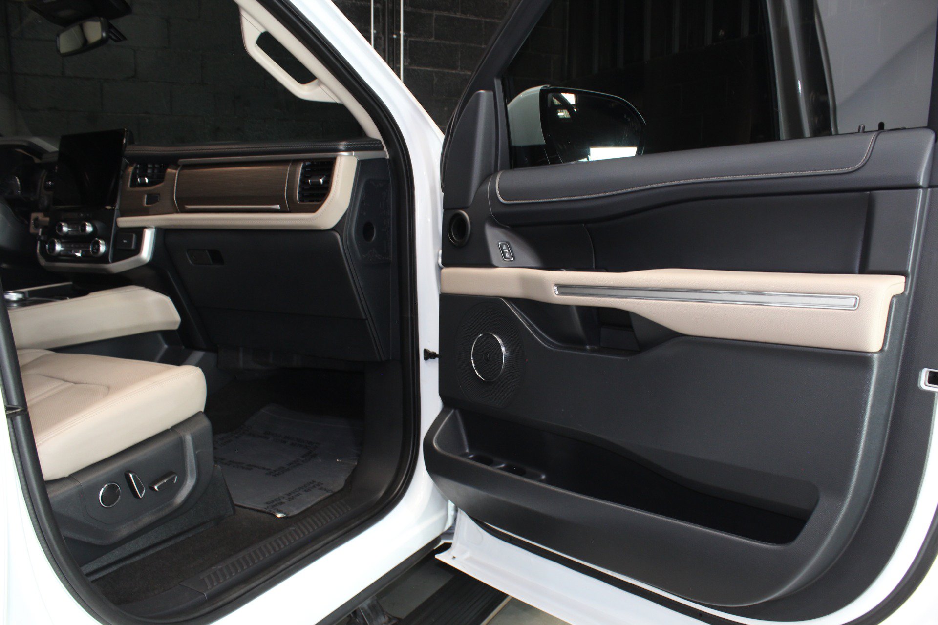 Used 2023 Ford Expedition Max Limited AWD/4WD image 27