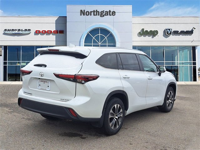 Used 2024 Toyota Highlander XLE image 4