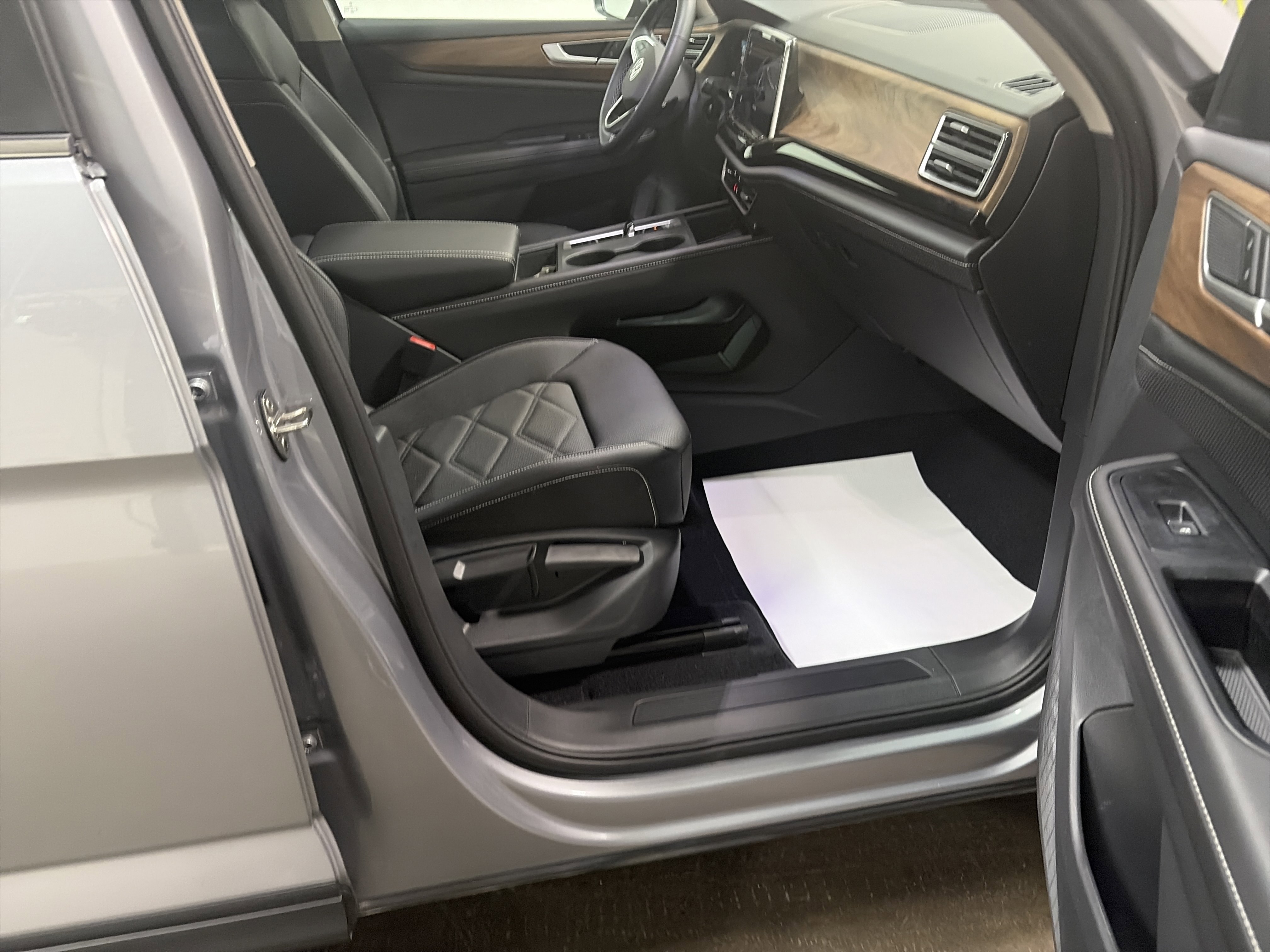 Certified 2025 Volkswagen Atlas SE image 29