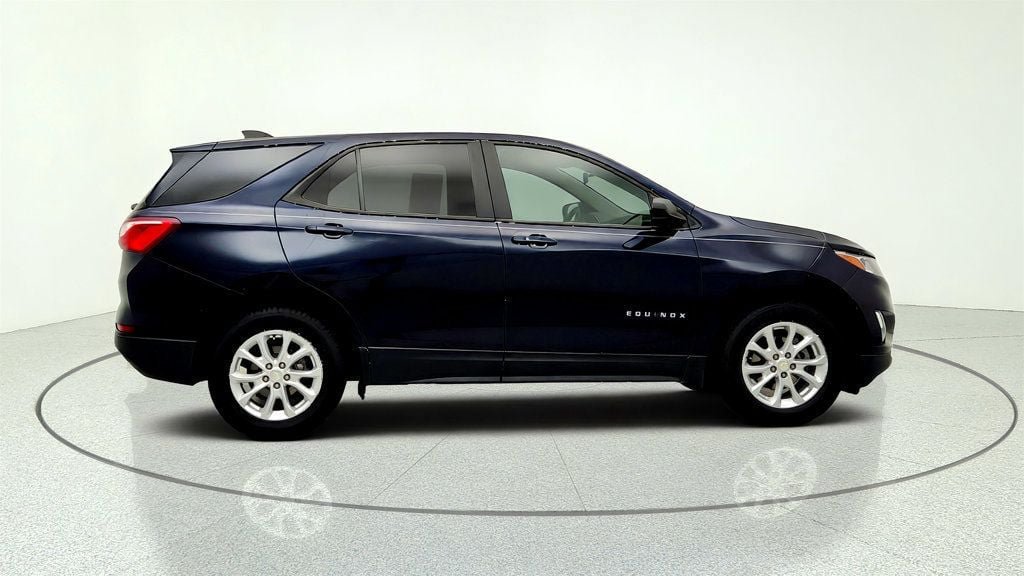 Used 2020 Chevrolet Equinox LS w/ LS Convenience Package FWD image 4