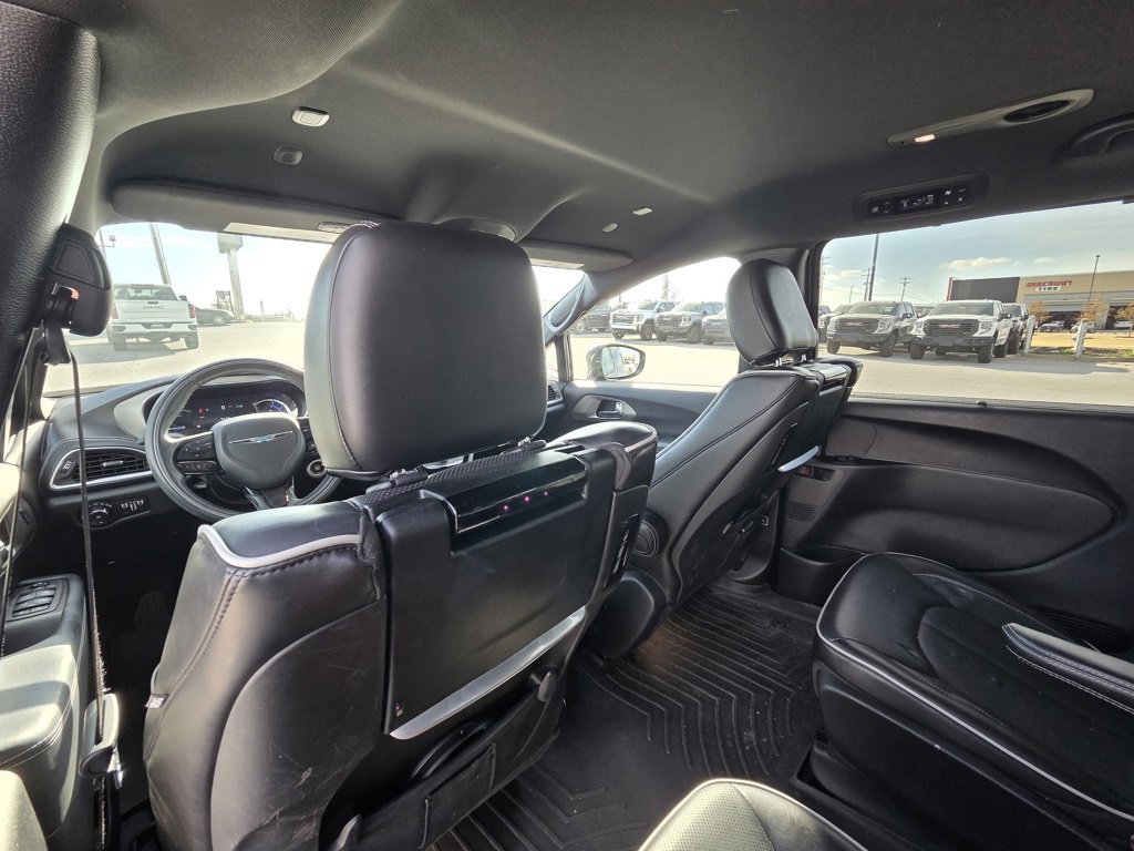 Used 2021 Chrysler Pacifica Limited w/ Uconnect Theater Family Group image 28