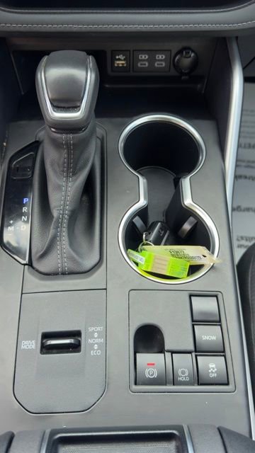 Used 2024 Toyota Highlander LE image 17