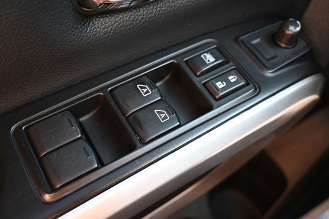 Used 2024 Nissan Titan SV AWD/4WD image 36