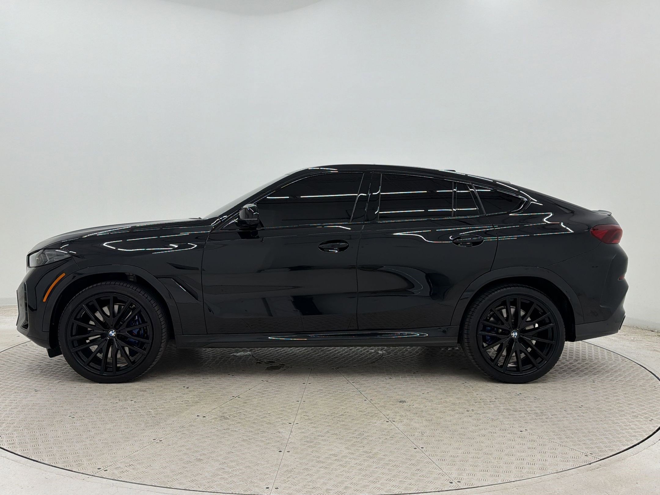 Certified 2024 BMW X6 M60i w/ Climate Comfort Package AWD/4WD image 2
