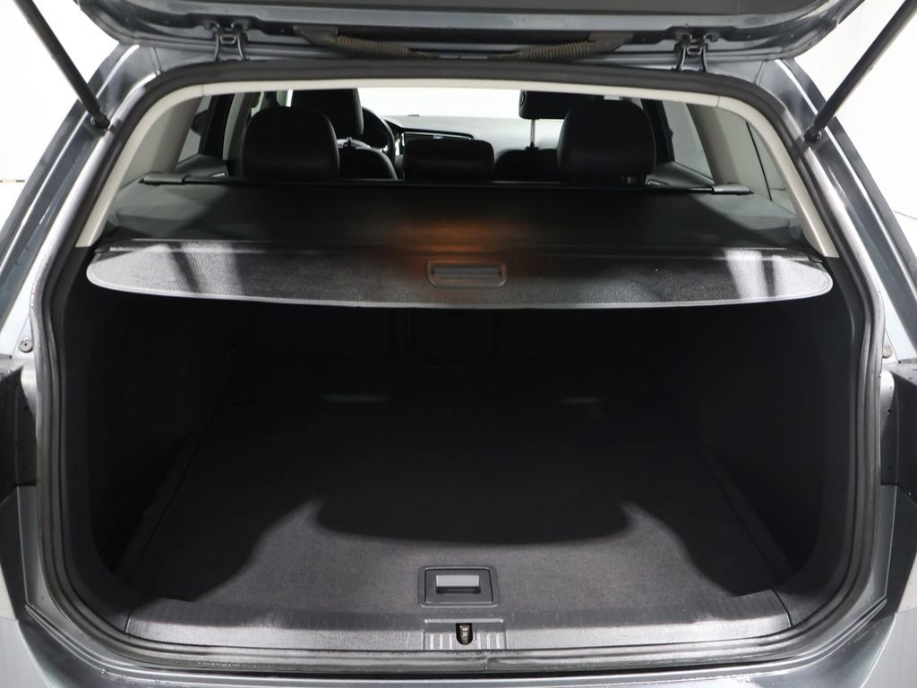 Used 2015 Volkswagen Golf S image 19