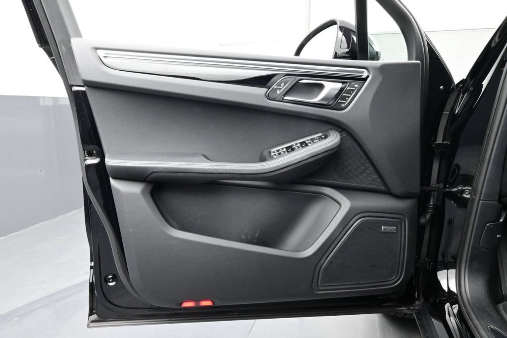 Certified 2025 Porsche Macan AWD/4WD image 7