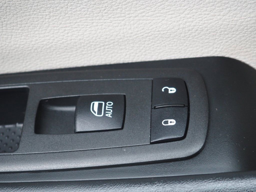 Used 2024 Chrysler Pacifica Touring-L image 28