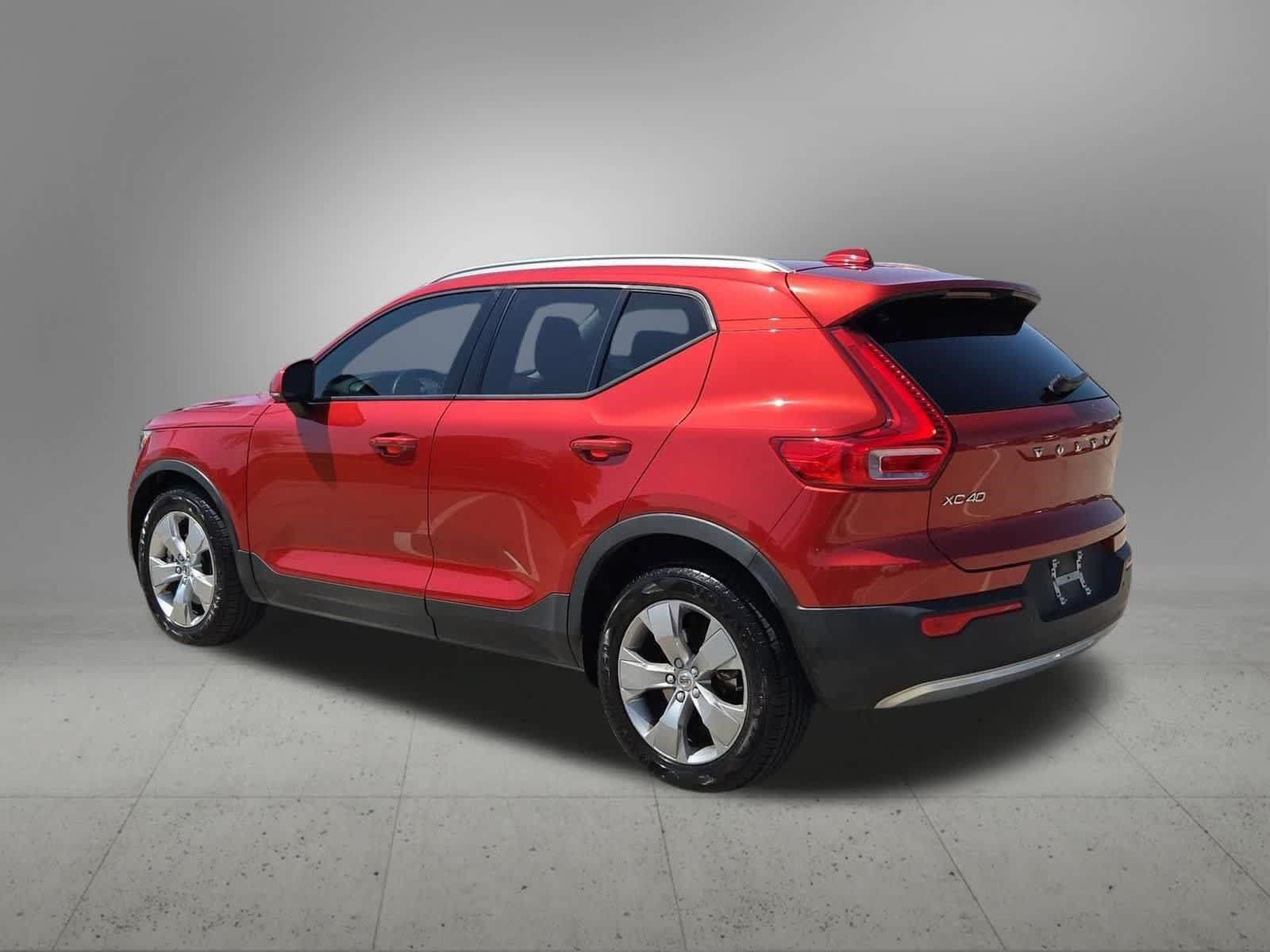 Used 2022 Volvo XC40 T4 Momentum FWD image 4