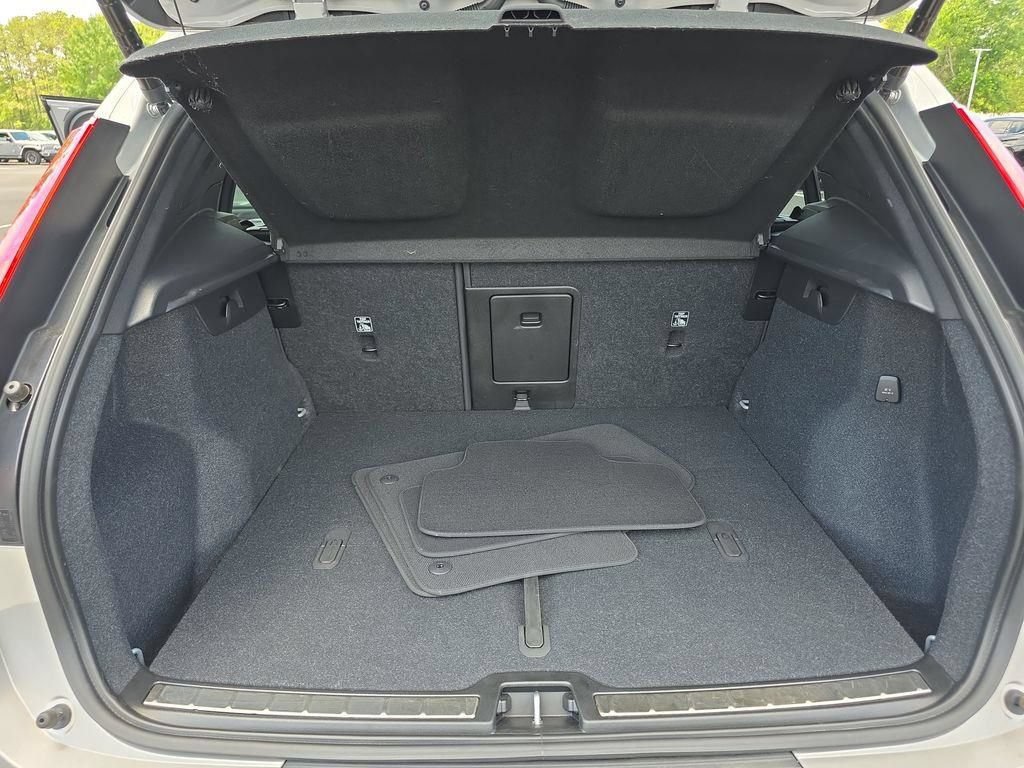 Used 2023 Volvo XC40 B5 Plus w/ Driver Assist Package AWD/4WD image 33