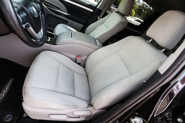 Used 2014 Toyota Highlander LE AWD/4WD image 30
