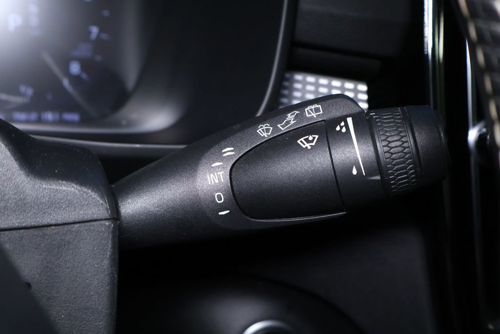 Used 2019 Volvo XC40 T5 R-Design image 25