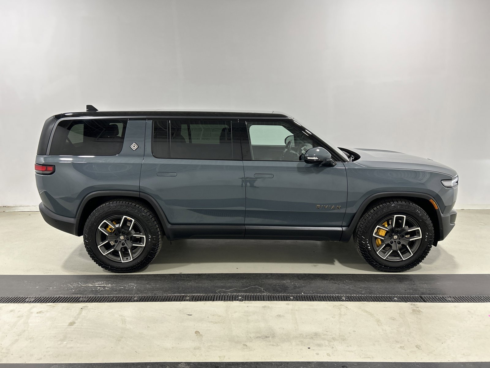 Used 2025 Rivian R1S Premium AWD/4WD image 6
