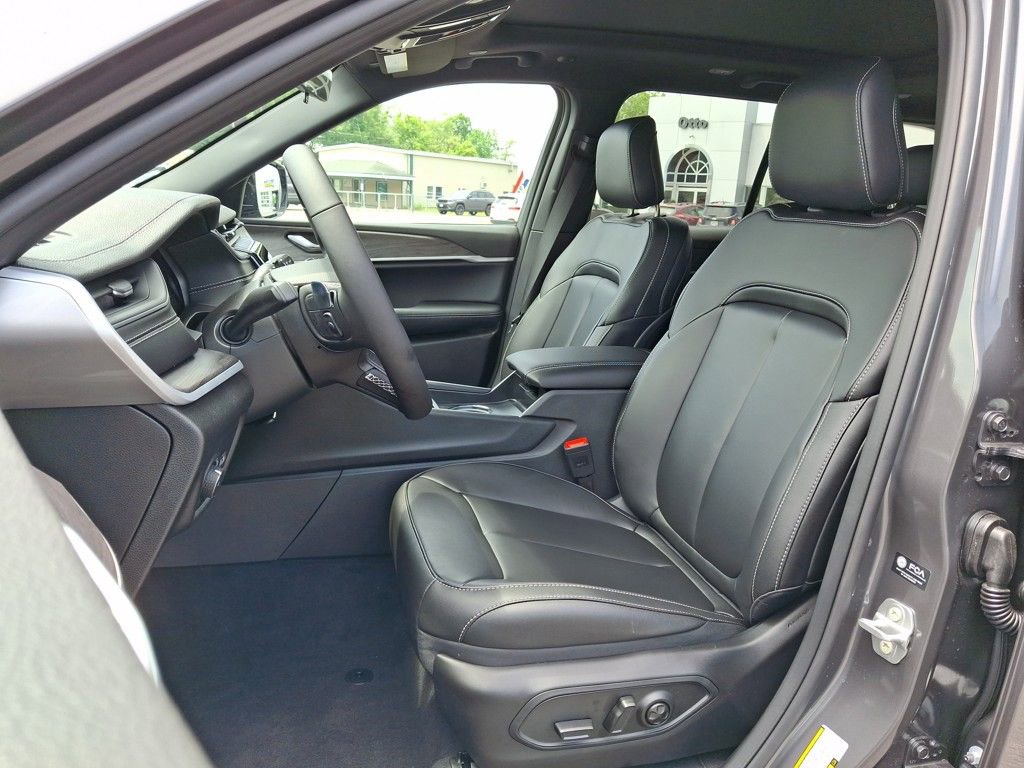 New 2025 Jeep Grand Cherokee Limited w/ Black Appearance Package image 10