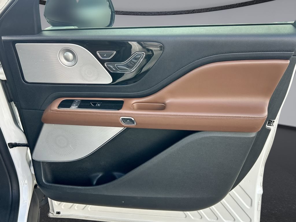 Used 2020 Lincoln Aviator Reserve w/ Equipment Group 201A RWD image 30