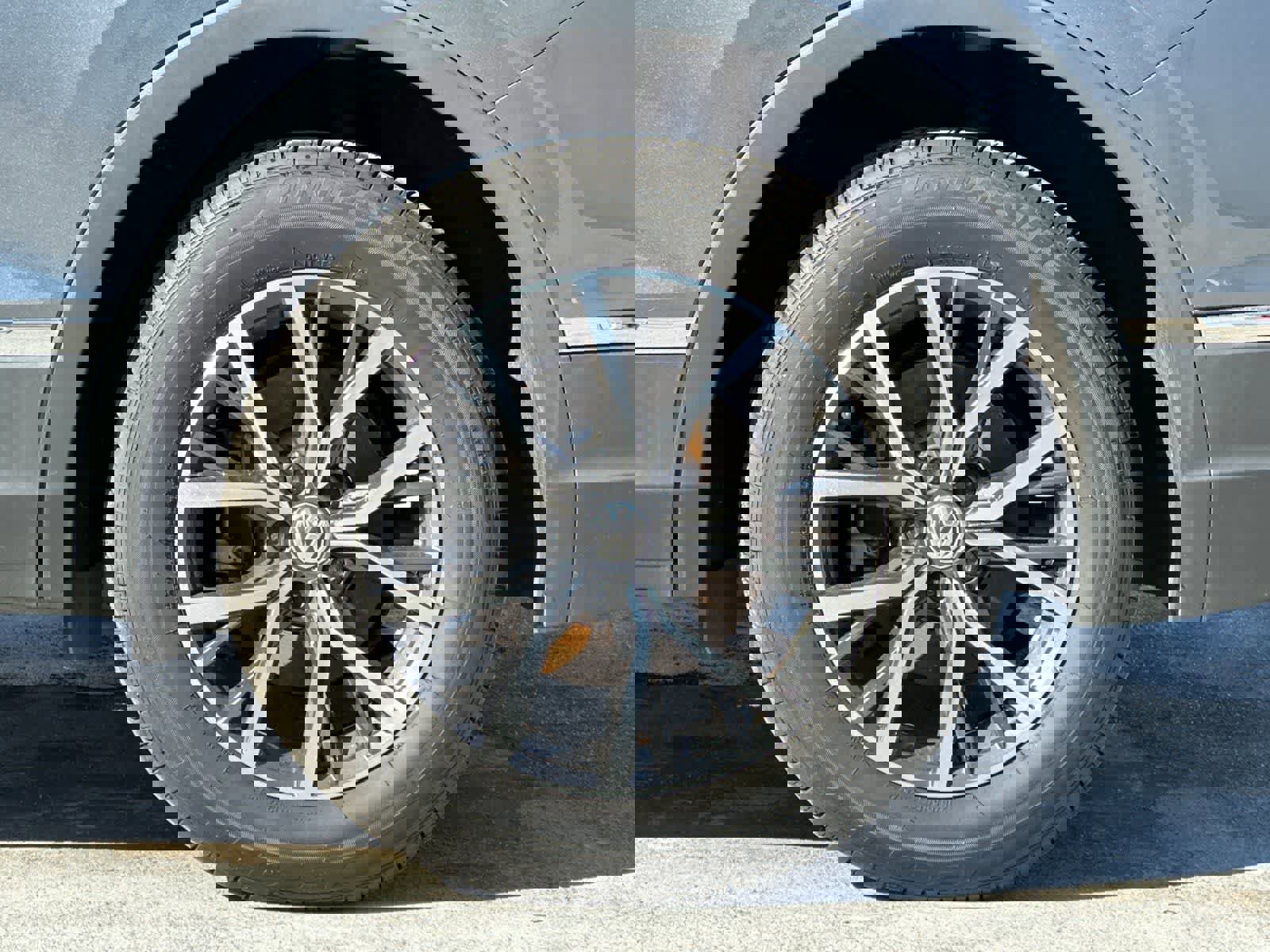 Used 2020 Volkswagen Tiguan SE w/ Panoramic Sunroof Package image 27