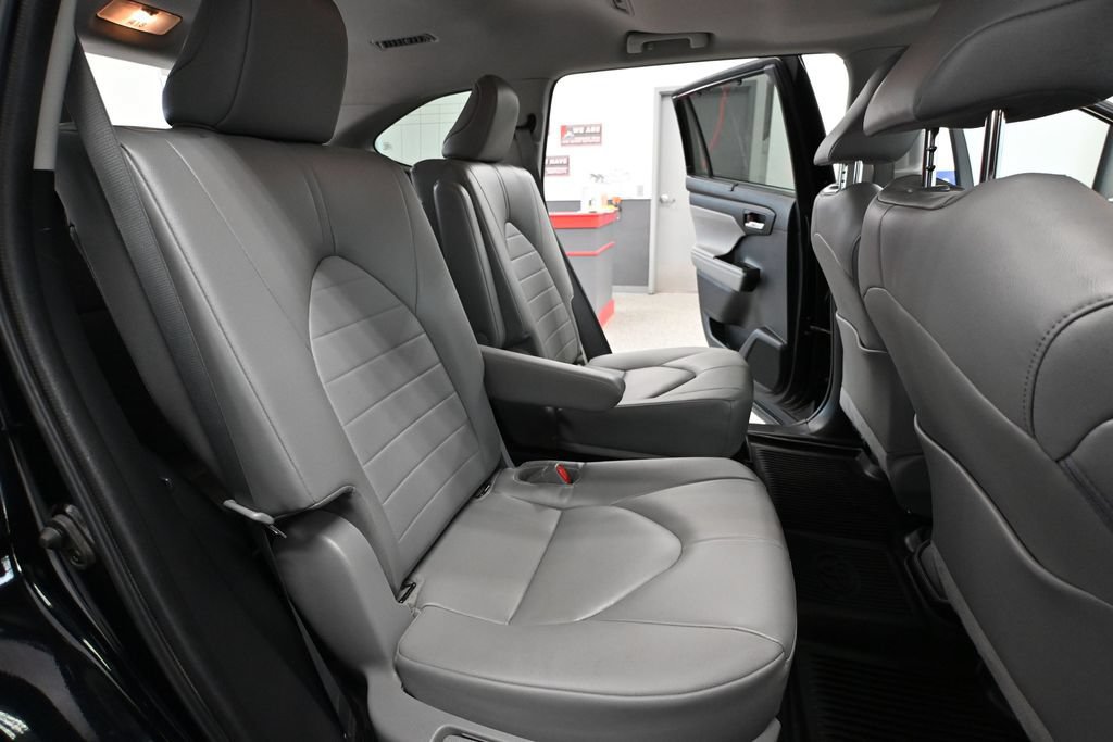 Used 2023 Toyota Highlander XLE AWD/4WD image 37
