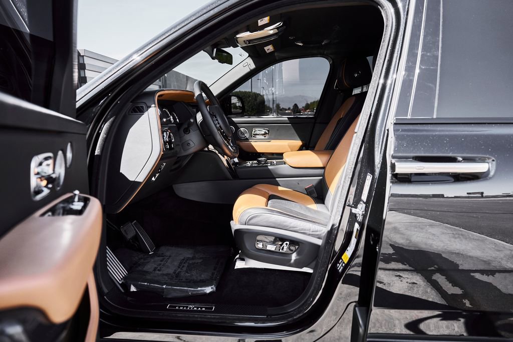Used 2022 Rolls-Royce Cullinan Black Badge w/ Dark Exterior Package AWD/4WD image 35