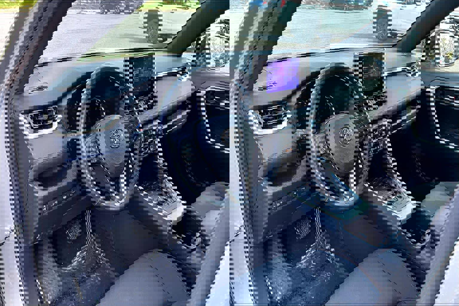 Used 2024 Toyota RAV4 SE w/ Convenience Package image 18