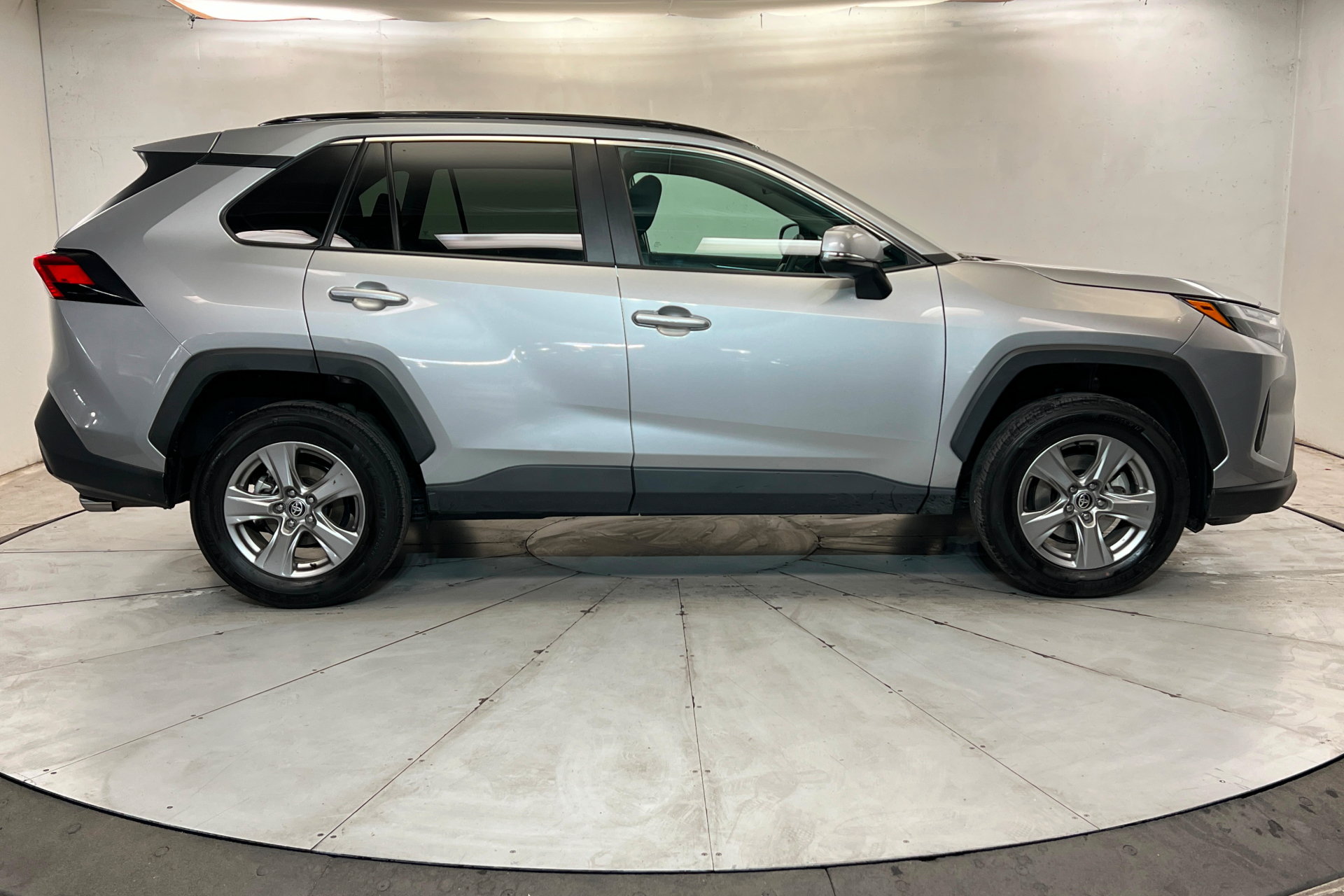 Used 2025 Toyota RAV4 XLE AWD/4WD image 7