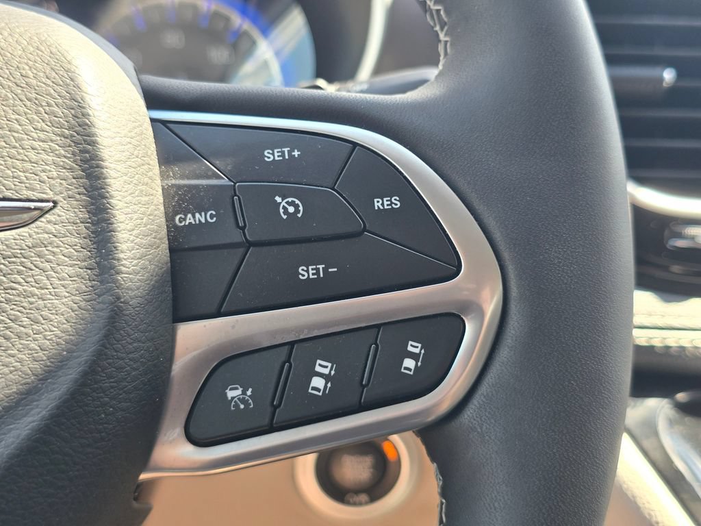 Used 2023 Chrysler Pacifica Touring-L FWD image 30